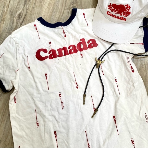 Roots CANADA Tshirt w maple 🍁 leaf & cabin cottage vibe - Picture 4 of 12